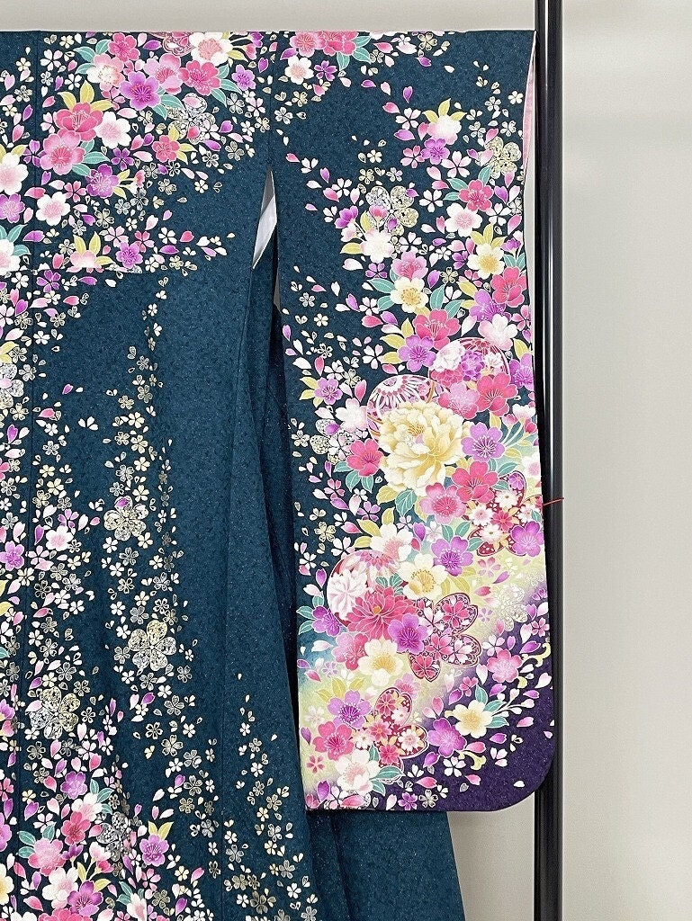Rank B- Japanese Vintage Furisode Kimono/Sliver Threads/ B33