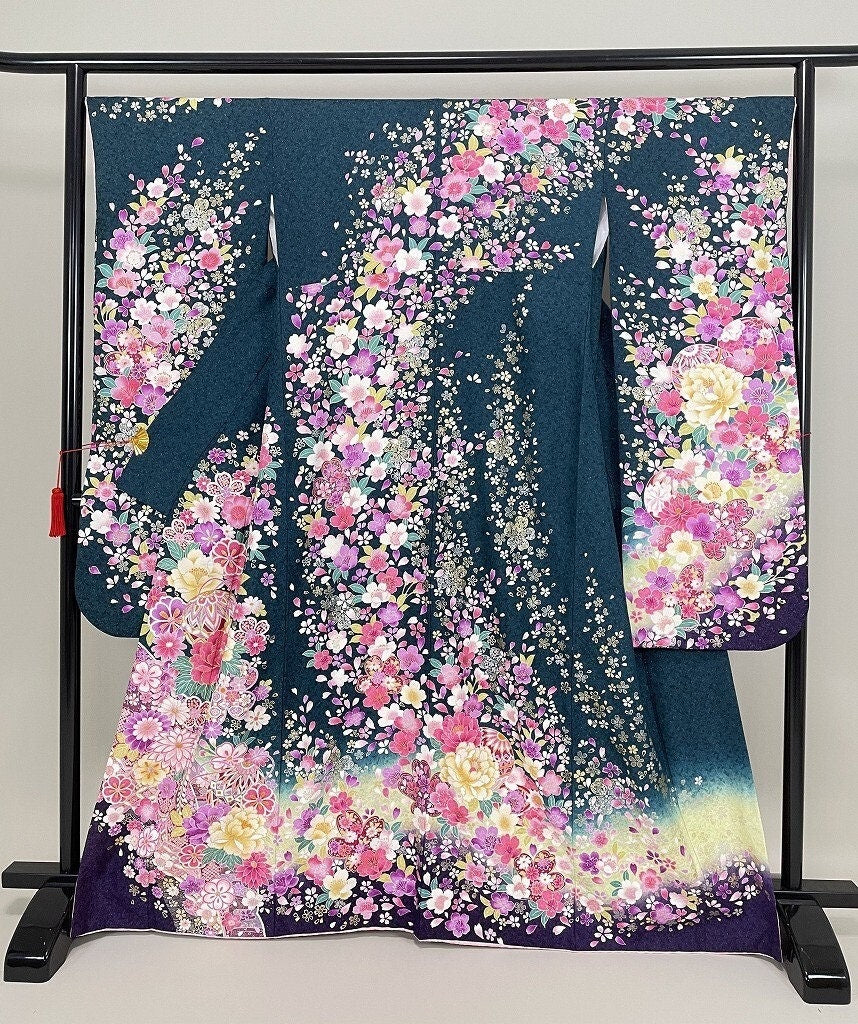Rank B- Japanese Vintage Furisode Kimono/Sliver Threads/ B33