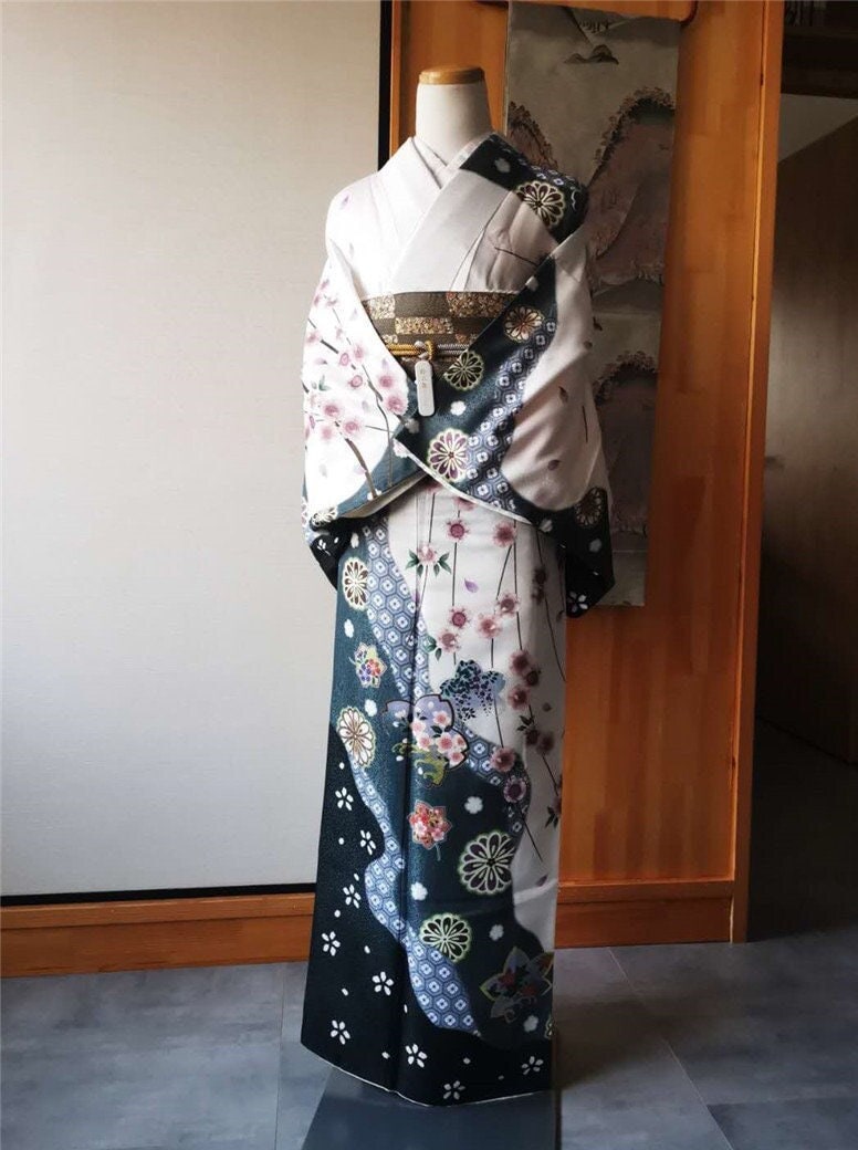 Traditional Japanese Houmongi Kimono