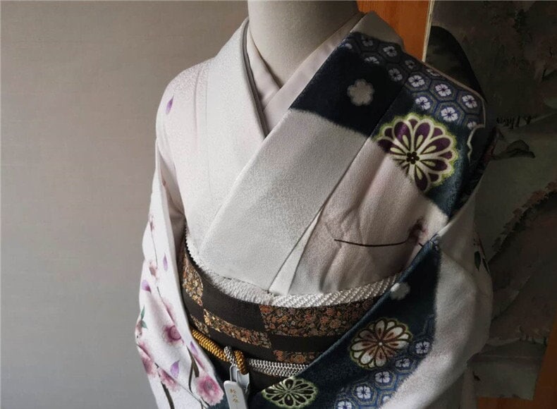 Traditional Japanese Houmongi Kimono