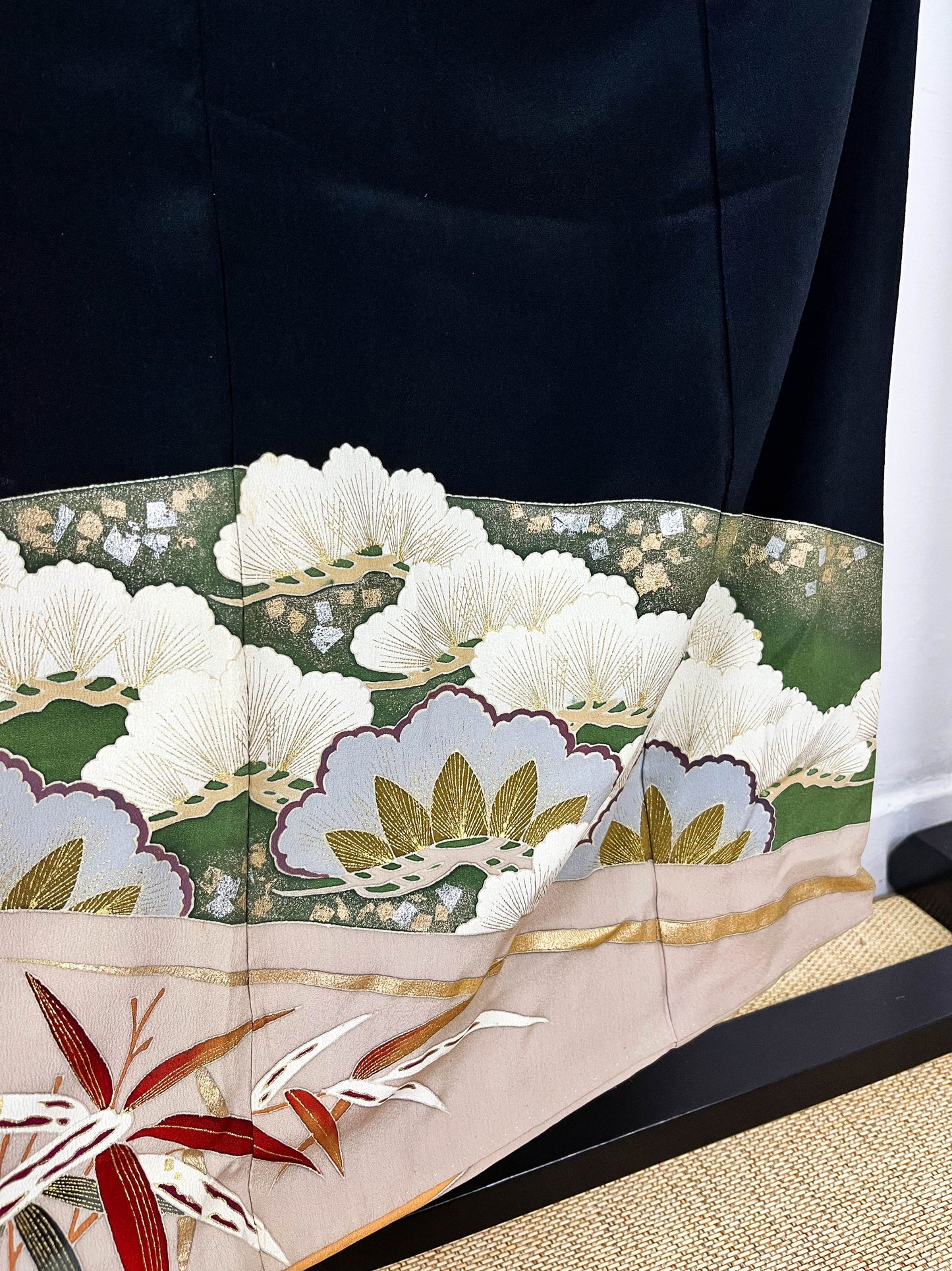 Rank B- Vintage Japanese Black Tomesode Kimono/Family Crest Pattern/ A62