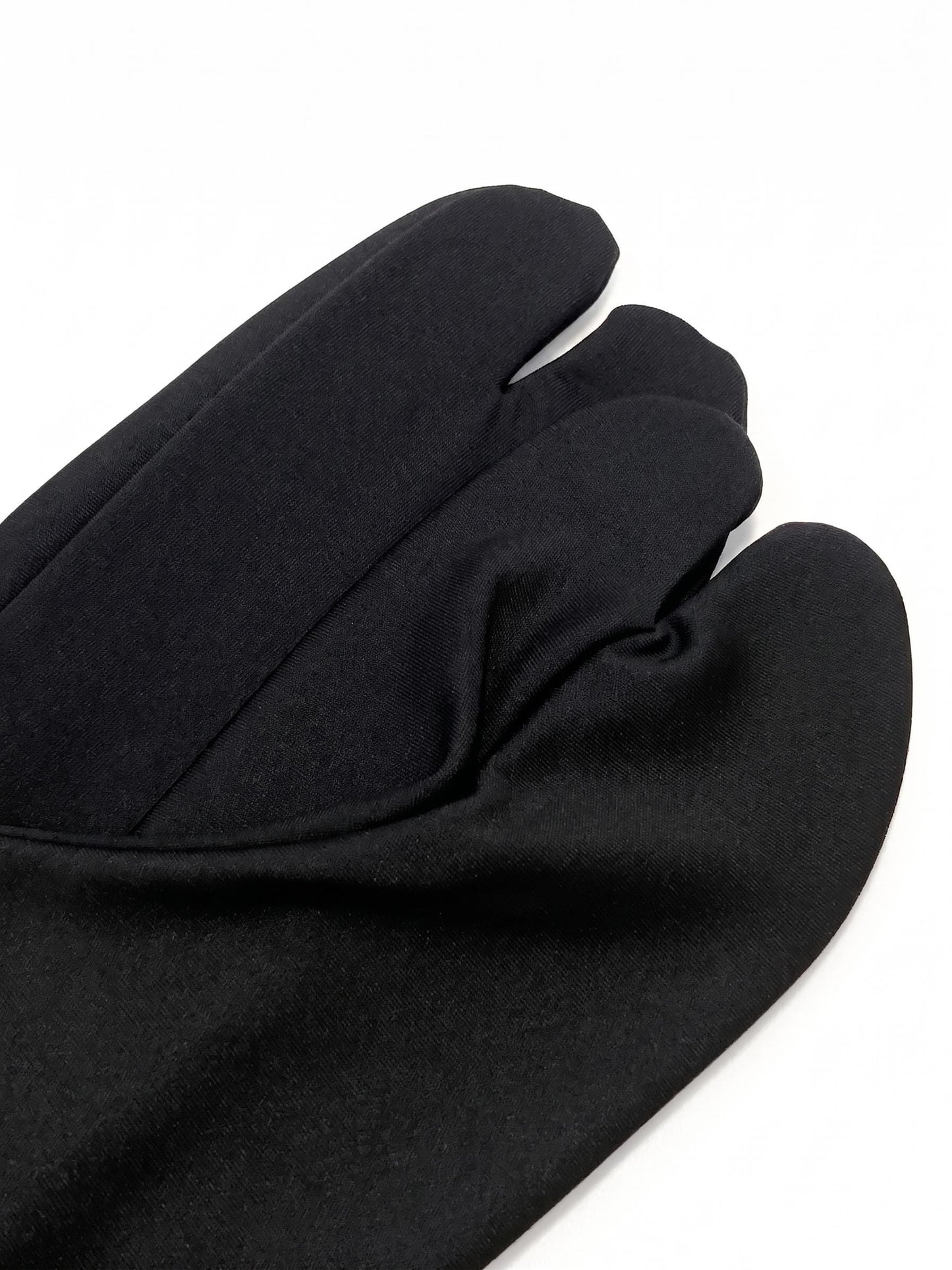 Unisex Tabi Socks (White/ Black): Traditional Japanese Split-Toe Kimono Socks (EU32-EU46), with Drawstring Bag, Tabi Gift Set