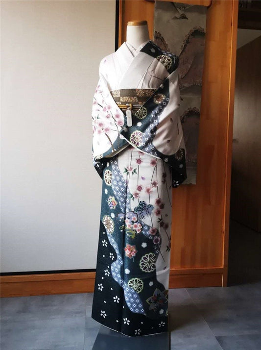 Traditional Japanese Houmongi Kimono